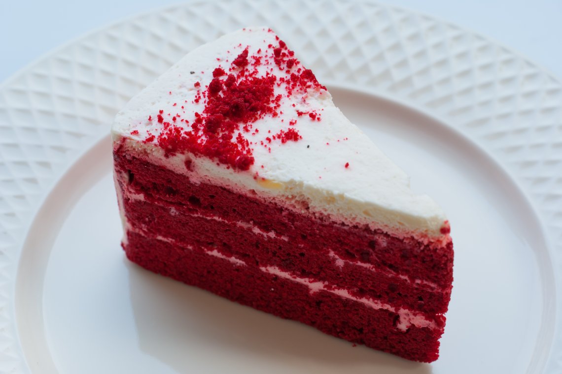 红丝绒蛋糕放在白盘子里。