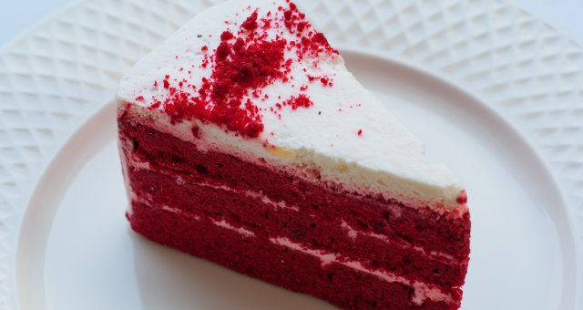 红丝绒蛋糕放在白色盘子里。