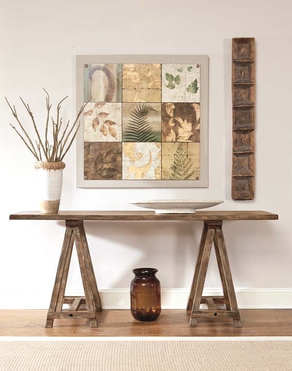 棕色极简主义沙发桌与波西米亚和沿海装饰在上面。