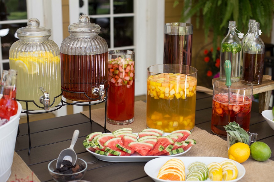 饮料酒吧设置在外面夏天的露台上装满了各种果汁。