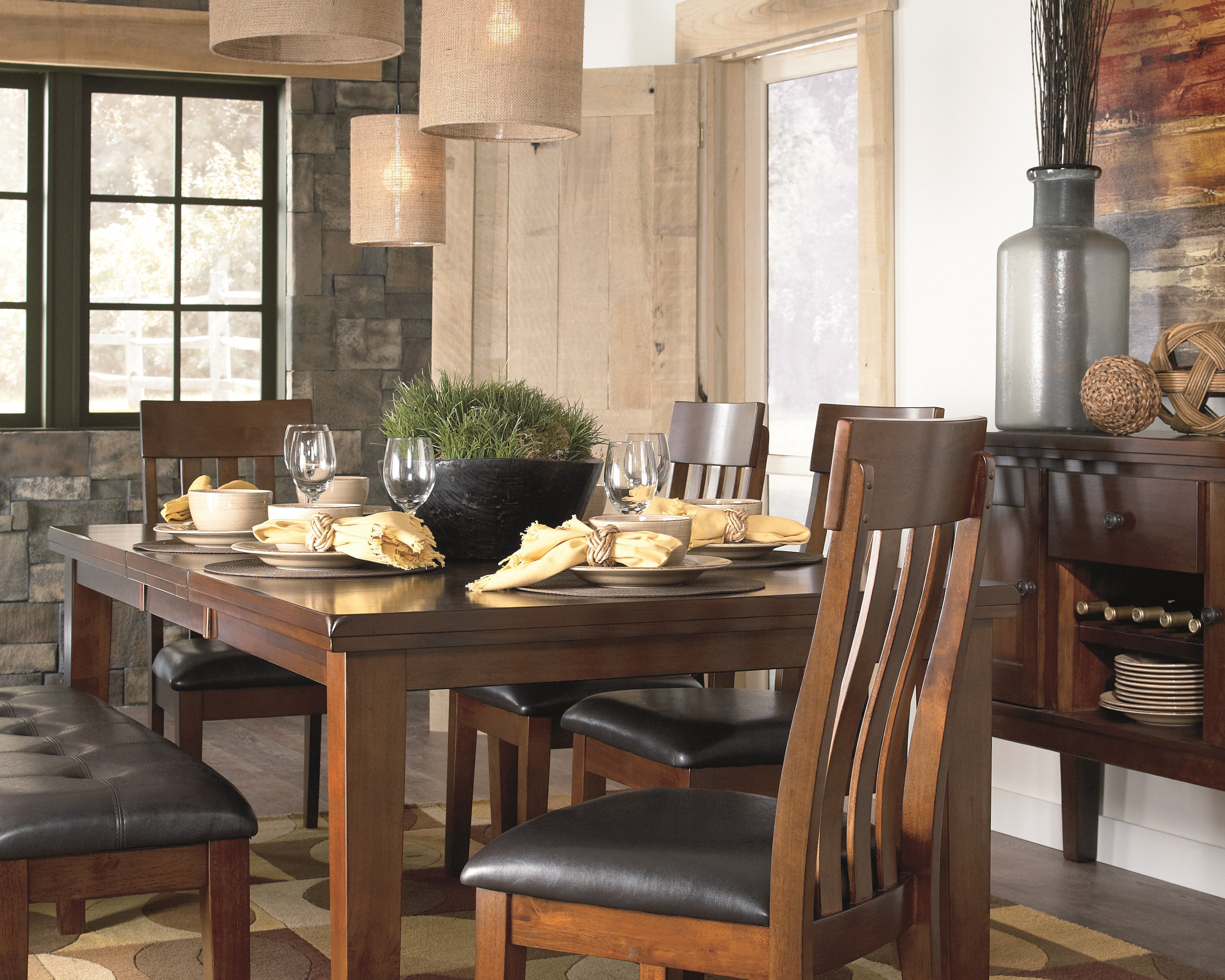 Strumfeld温暖的棕色餐桌，带软垫座位和餐桌