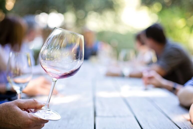 葡萄酒派对上，野餐桌上的酒杯。